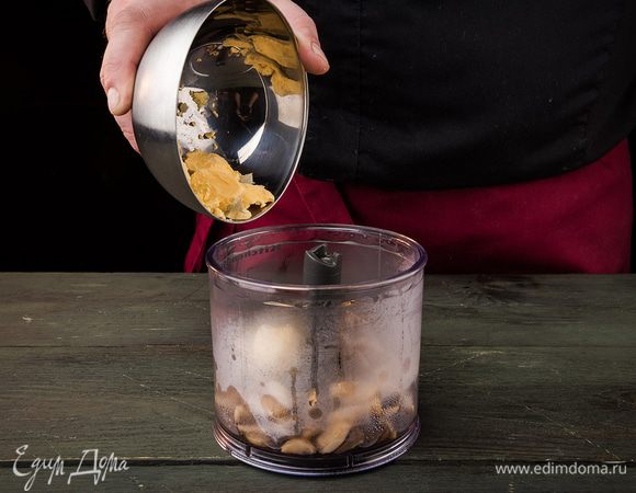 Яйца отварить, отделить белки от желтков. Желтки размять вилкой, соединить с грибами. Измельчить в блендере до состояния пюре.