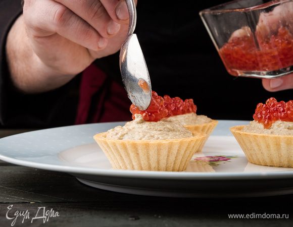 Готовую начинку разложить в тарталетки. Сверху положить икру и посыпать измельченной зеленью.