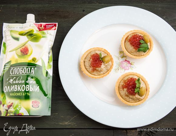 Праздничную закуску украсить оливками.