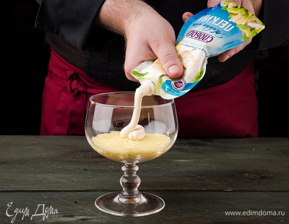 Выкладываем слой картофеля, смазываем майонезом ТМ «Слобода» Легкий.
