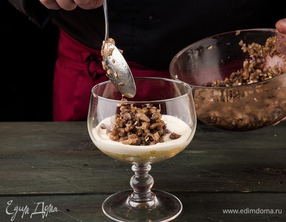 Выкладываем сельдь с луком.