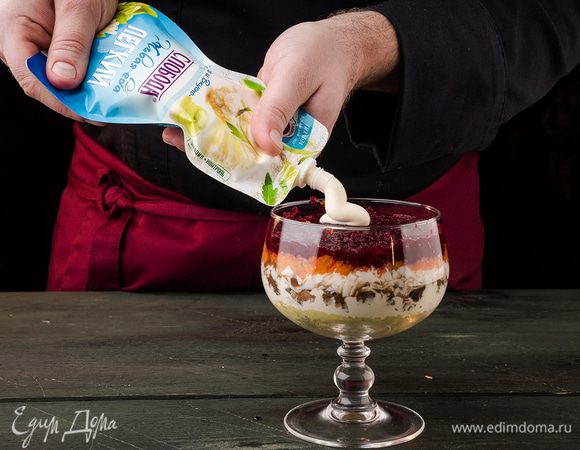 Сверху выкладываем яичные белки, морковь, свеклу. Смазываем майонезом ТМ «Слобода» Легкий.