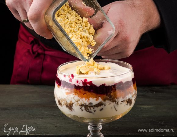 Выкладываем яичные желтки (измельченные).