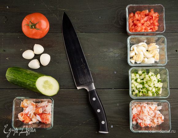 Перепелиные яйца отварить, охладить и нарезать мелко. Нарезать кубиком крабовое мясо, огурцы и помидоры.