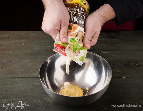 Горчицу перемешать с майонезом На перепелиных яйцах ТМ «Слобода».