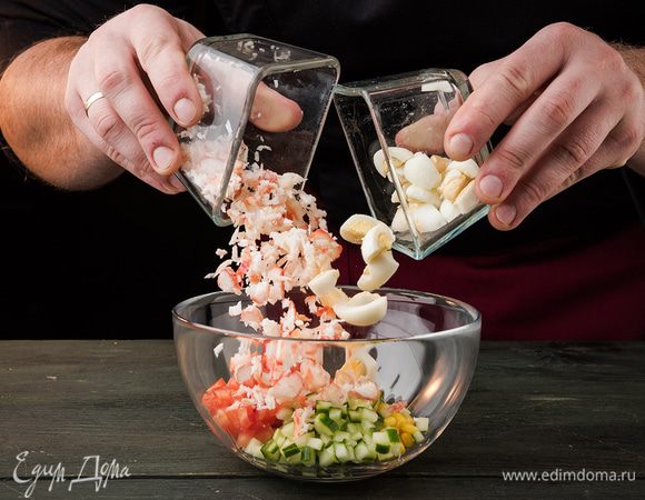 Смешать яйца, крабовое мясо, огурцы, помидоры, кукурузу. Посолить и поперчить. Заправить салат.
