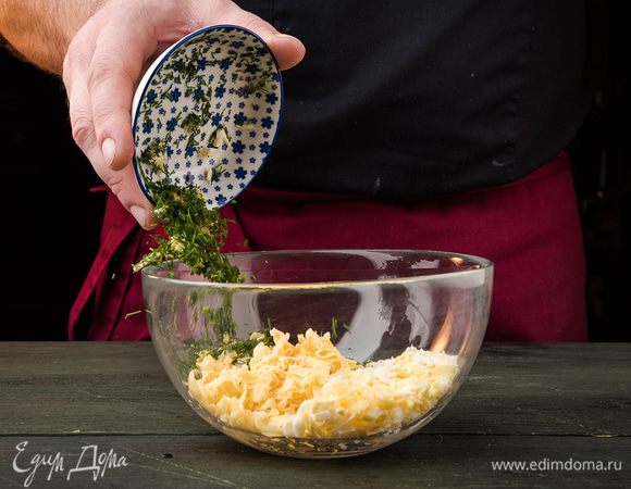 Отварите яйца, остудите и почистите. Сыр и яйца натереть на крупной терке, чеснок измельчить, укроп мелко нарезать.