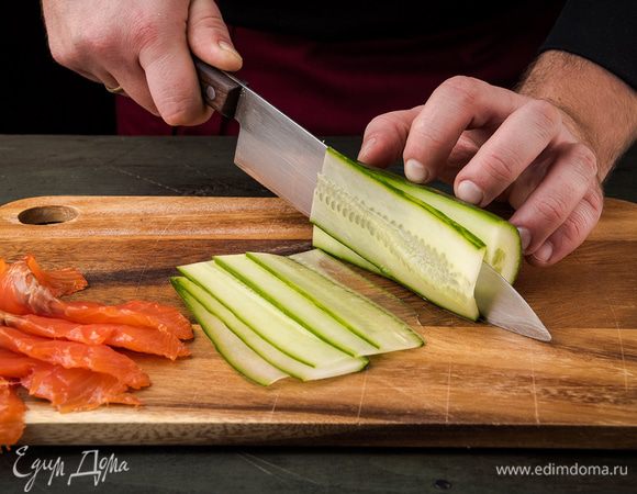 Для приготовления салата подойдет слабосоленая красная рыба. Яйца отварить и натереть на мелкой терке. Огурцы нарезать. Сыр натереть на крупной терке. Зелень измельчить.
