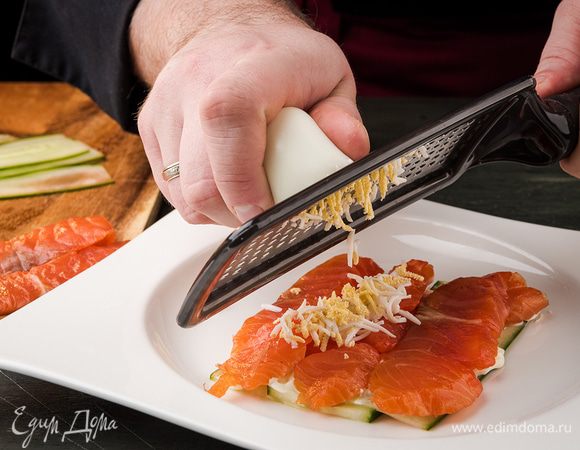 Салат нужно выкладывать слоями: огурец, форель, смазать слой майонезом ТМ «Слобода» С лимонным соком.