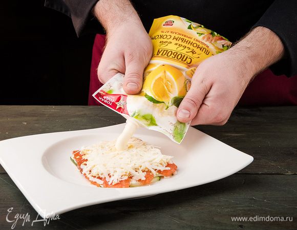 Далее кладем слой из яиц, солим, сыр, смазываем майонезом. Повторяем слои. Сверху слегка смазать салат майонезом и посыпать свежей зеленью. Дать пропитаться в течение 1 часа.
