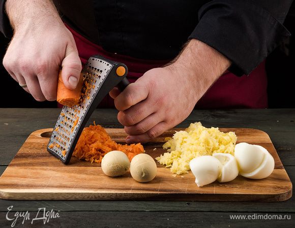 Картофель, морковь, яйца отварить. Картофель и морковь отдельно натереть на крупной терке.
