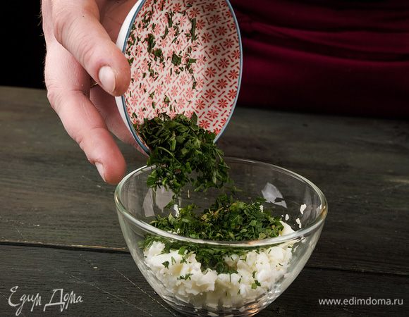 Измельчить зелень. Яичные белки отделить от желтков, мелко нарезать и смешать с зеленью.