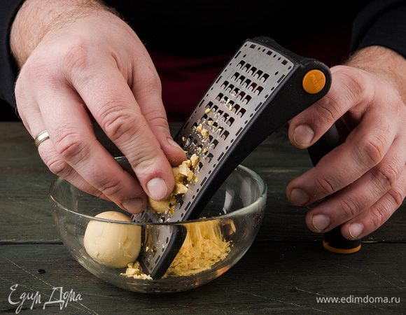 Желтки натереть на терке. Лук нарезать мелко.
