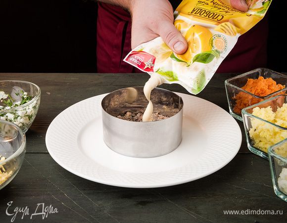 Выкладываем салат слоями: размятые шпроты, лук, белки с зеленью, морковь, картофель. Все слои промазать майонезом С лимонным соком ТМ «Слобода».
