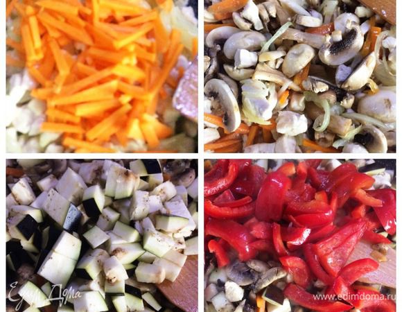 Когда куриное филе посветлело, отправляем в сковородку произвольно нарезанную морковь, тушим. Добавляем по очереди грибы, немного тушим смесь. Затем баклажан, красный болгарский перец. Аккуратно перемешиваем.