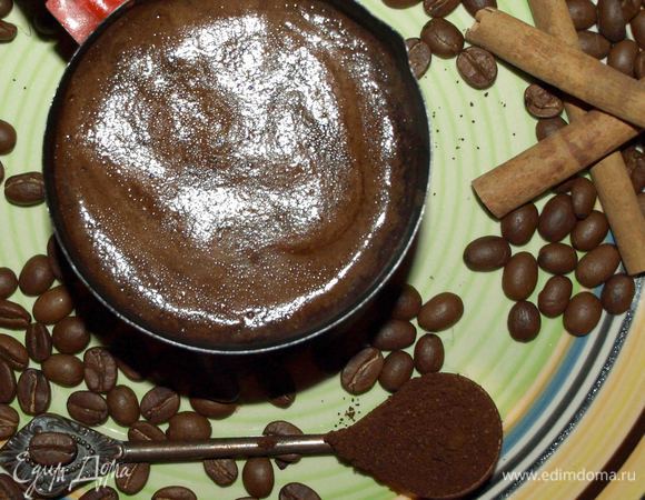 Готовим натуральный кофе (на 200 мл воды 2 чайные ложки молотого кофе). Процедить. 