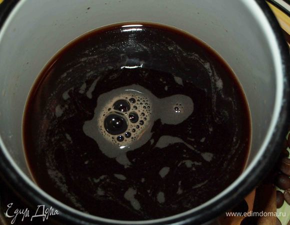 В эмалированной посуде смешиваем кофе, вино, коньяк. Добавляем сахар. Подогреваем до 70 — 80°С. Не кипятить. 