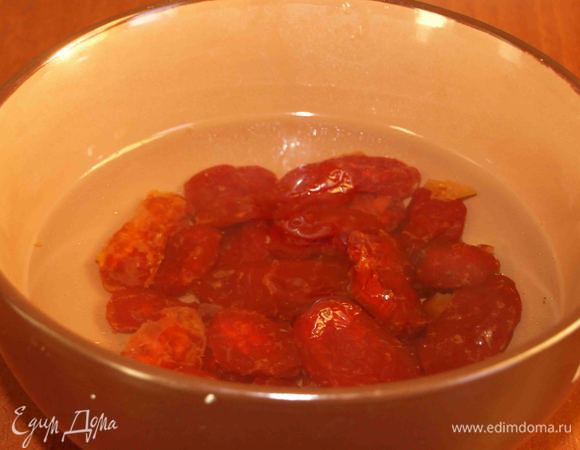 Вяленый кизил промыть. Залить кипятком на 10 минут. 