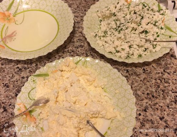 Сыр разделить на 2 части. В одну часть добавить 1 желток, а в другую зелень петрушки. Хорошо размять и перемешать.