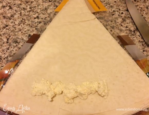 Положить немного начинки на лист.