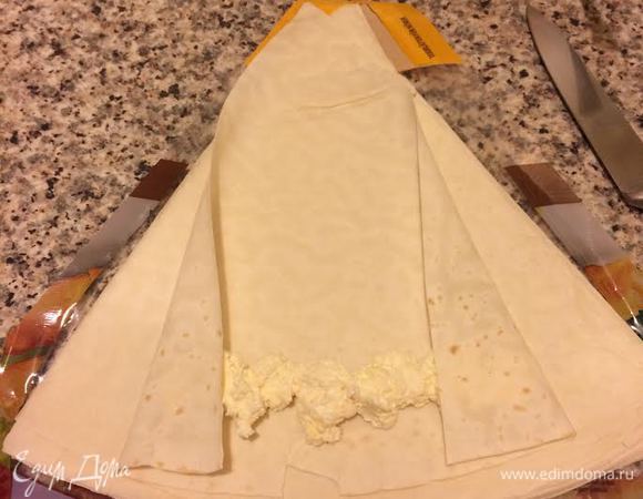 Завернуть края, а затем начать скатывать трубочку.