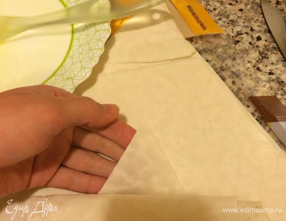 Конец смазать яичным белком и завернуть.