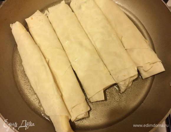 Обжариваем трубочки с каждой стороны.