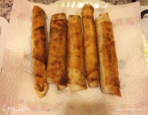 Готовые трубочки выложить на бумажное полотенце.