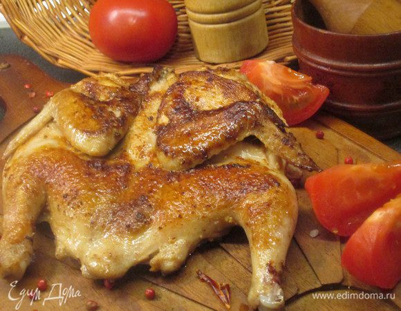Несколько раз переворачиваем курицу и доводим до готовности. Общее время жарки около 40 минут.
Готово! Курочка яркая, как огонь, сочная ароматная и вкусная!
Boun appetito!