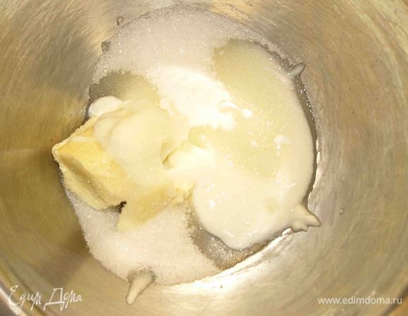 Размягченное масло взбить с йогуртом и сахаром.
