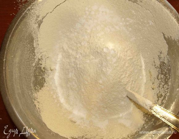 Добавить к масляно-йогуртовой смеси просеянную овсяную и пшеничную муку, разрыхлитель, соль.