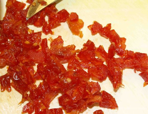 С кизила слить воду. Мелко нарезать.