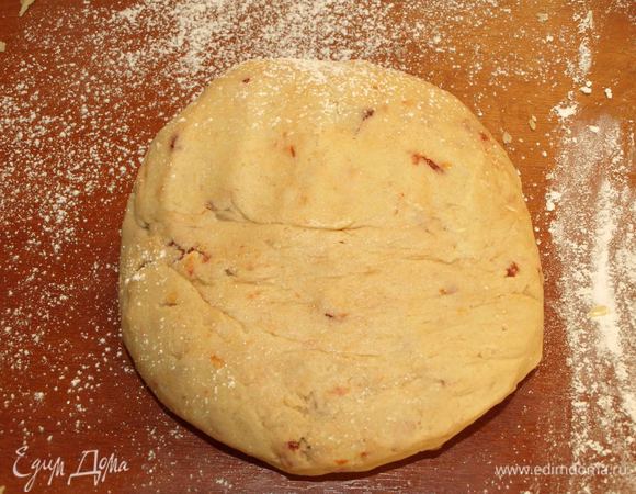 Замесить на присыпанной мукой поверхности тесто. Тесто должно получиться гладким, мягким и приятным в работе.