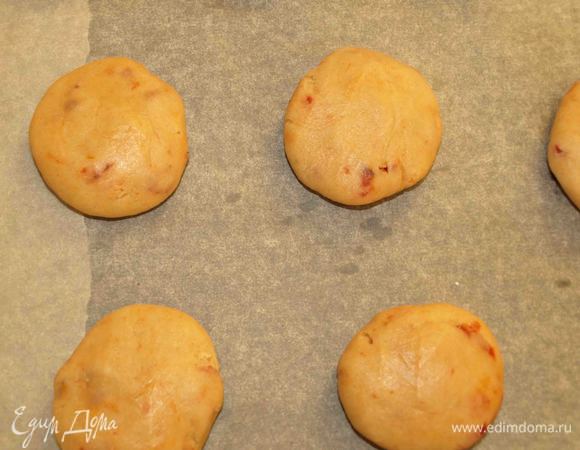 Формируем печенье, выкладываем на противень, застеленный пекарской бумагой. Отправляем в заранее разогретую до 180°С духовку на 15 минут или пока печенье не станет золотистого цвета.