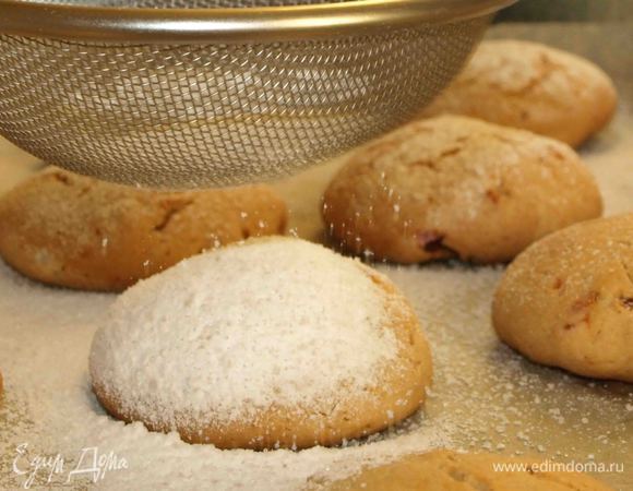 Готовое печенье достаем, горячим посыпаем сахарной пудрой, даем полностью остыть. Складываем в жестяную коробку. Печенье хранится до двух недель. 
Приятного аппетита!