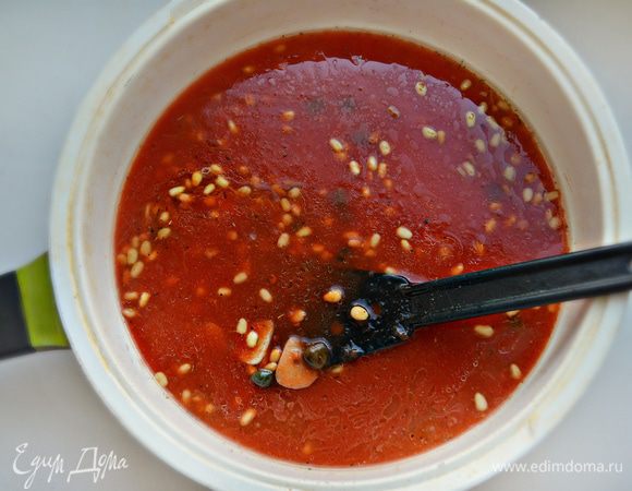 Затем добавьте вино, свежемолотый перец, соль, томатный соус и доведите до кипения.