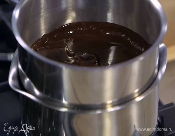 Шоколад поломать небольшими кусочками и растопить на водяной бане.