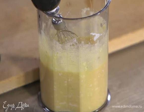 Сахар с яйцами взбить блендером с насадкой-венчиком, затем добавить сливочный сыр и взбить все вместе на невысокой скорости.