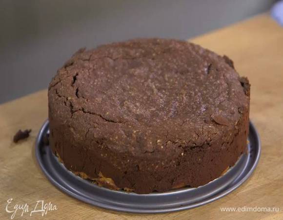 Выпекать в разогретой духовке 25 минут, готовый пирог посыпать какао.