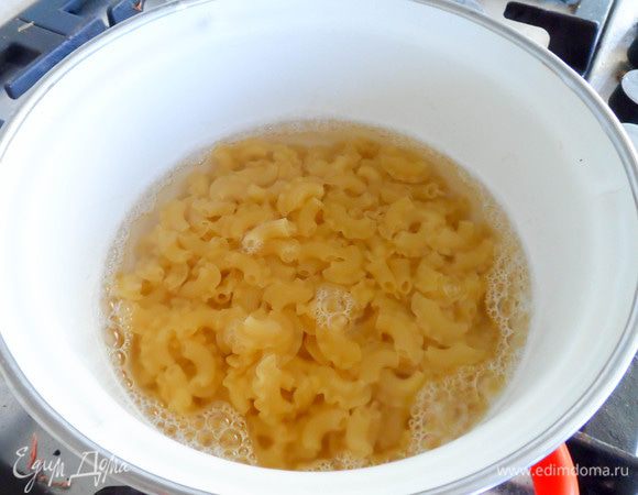Отварить макароны в соленой воде до полуготовности.
