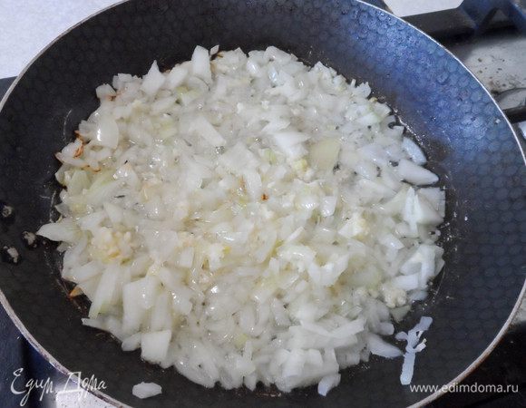 Поджарить лук на оливковом масле до слегка золотистого цвета (у меня луковицы были маленькие), добавить туда измельченный чеснок.