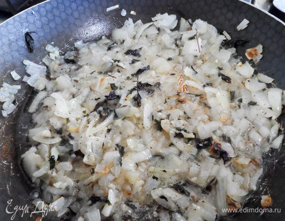 Через 5 минут добавляем к луку и чесноку травы: базилик, орегано, розмарин (по желанию). В общем, любые итальянские травы идеально подойдут к блюду и придадут исключительный аромат. Жарим, постоянно помешивая, еще пару минут. Перчим и солим по вкусу. 