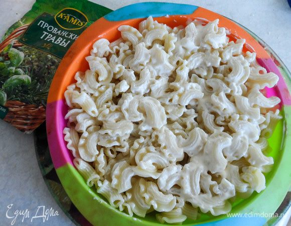 Макароны откидываем на дуршлаг и даем стечь воде. Выкладываем их в форму, предварительно смазанную маслом. Покрываем тонким слоем майонеза.