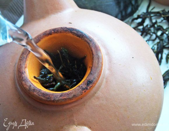 Заливаем кипятком, сколько позволяет ваш чайник. Накрыть полотенцем и дать настояться минут 5 — 7.