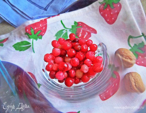 На дно бокала насыпать по ложке ягод. Замороженные вынуть заранее и дать подтаять.