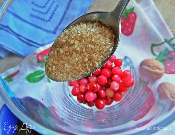 Насыпать по ложечке сахара.