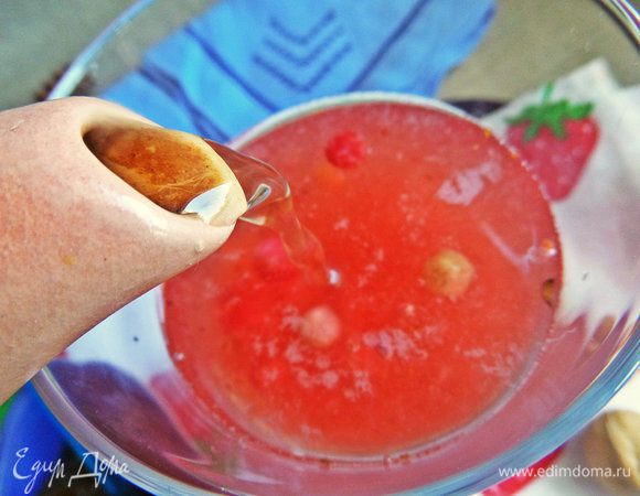 Заливаем настоявшимся иван-чаем.