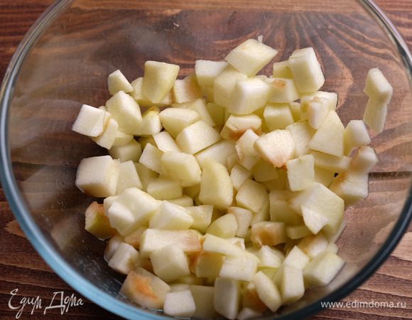 Яблоки вымыть, почистить, нарезать небольшим кубиком, сбрызнуть соком лимона и перемешать.