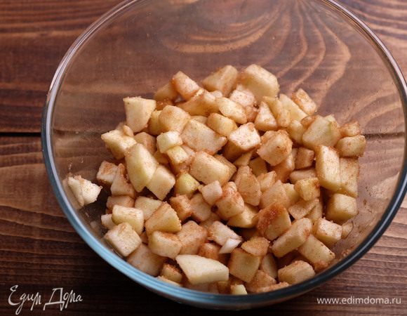Добавить к яблокам тростниковый сахар, смешанный с корицей, перемешать.