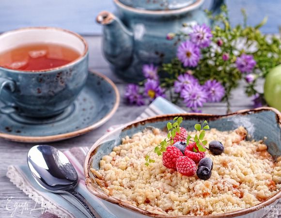 Запекать в хорошо разогретой до 180°С духовке в течение примерно 30 минут. Штрейзель должен зазолотиться, а яблоки карамелизироваться. Подавать в горячем или холодном виде.